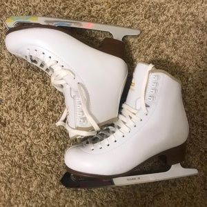 Brand new ice skates very sharp not a scrach